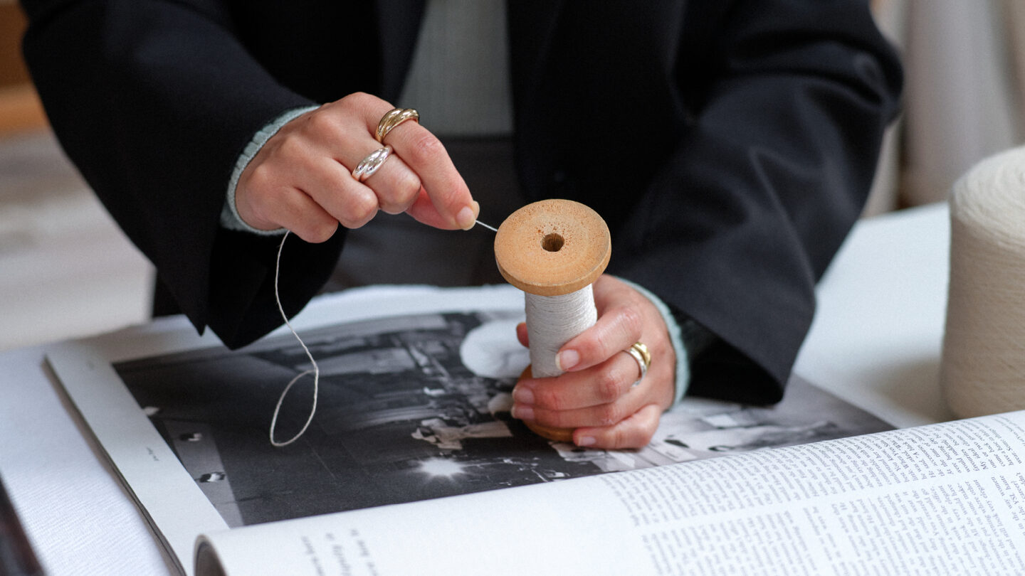 Photo of a thread and needle.