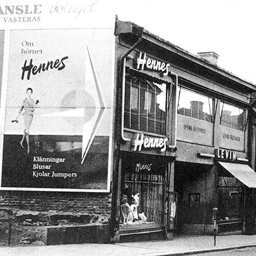 Een zwart-wit foto van een winkel