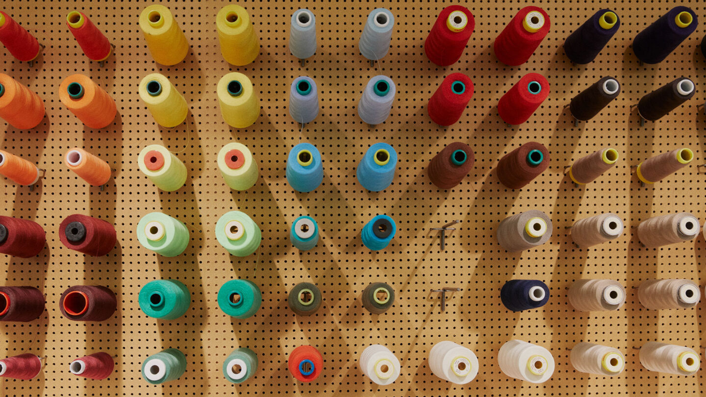 Bobinas de algodão colorido armazenadas em um tabuleiro