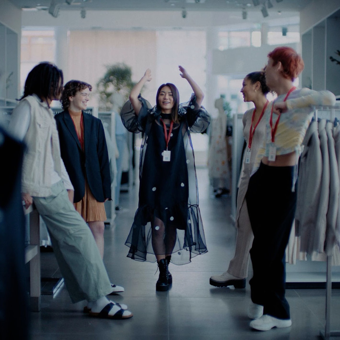 Ett gäng kollegor står och och pratar i en H&M butik