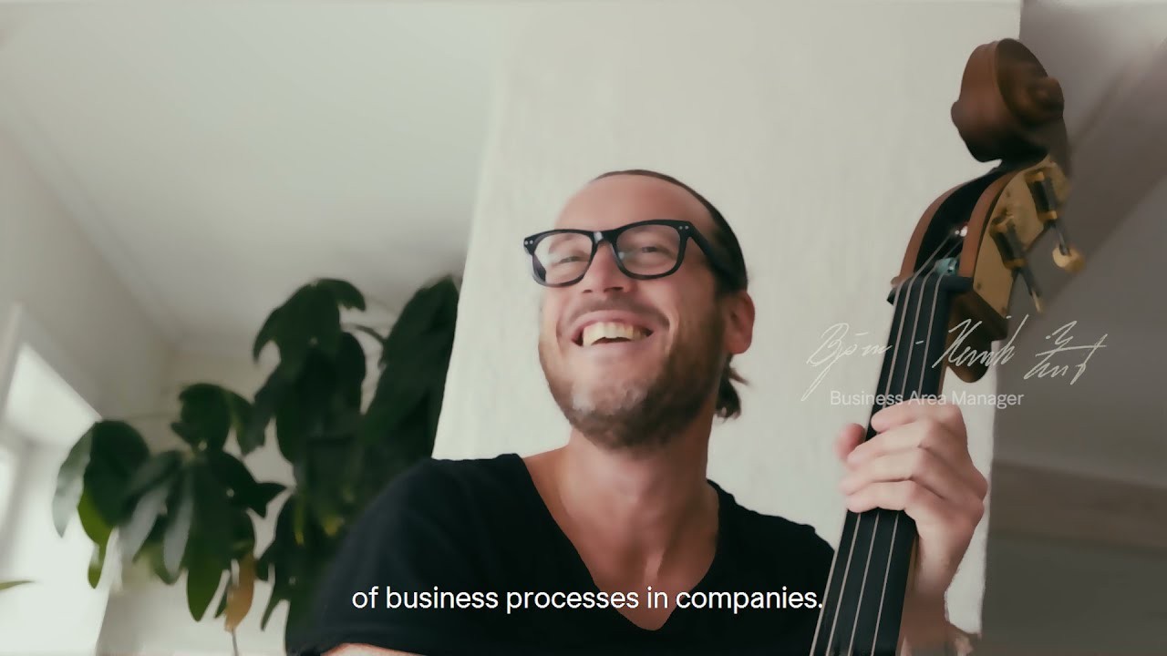 Un collaborateur souriant avec un violoncelle à la main